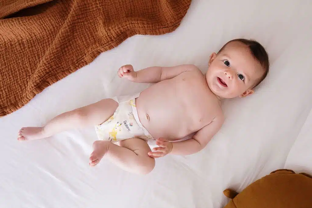 un bébé en couche
