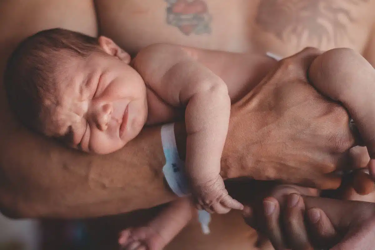 bébé  peau-à-peau