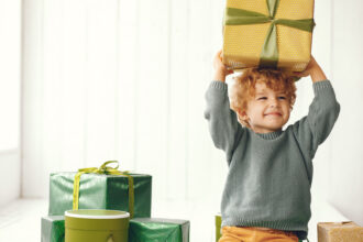 Comment choisir un cadeau pour un enfant : les bons repères selon l'âge