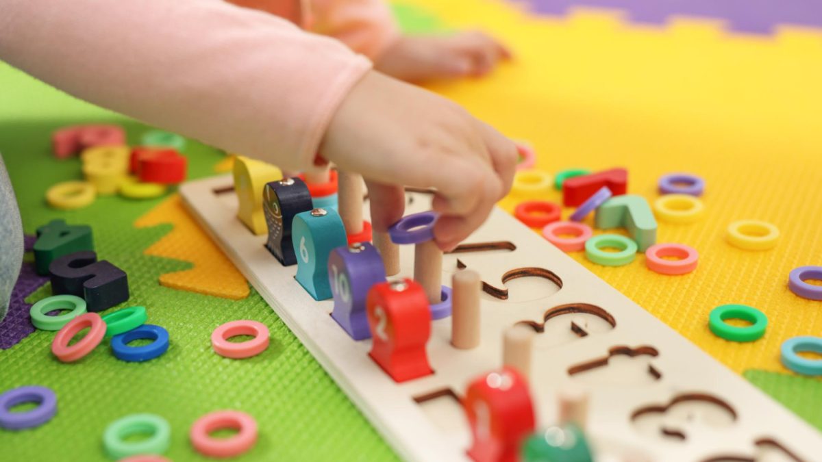 L'apprentissage actif : comment Montessori et Freinet redéfinissent l'éducation