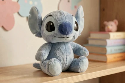 Peluche Stitch bleue respirante posée sur une étagère en bois dans une chambre d'enfant cosy